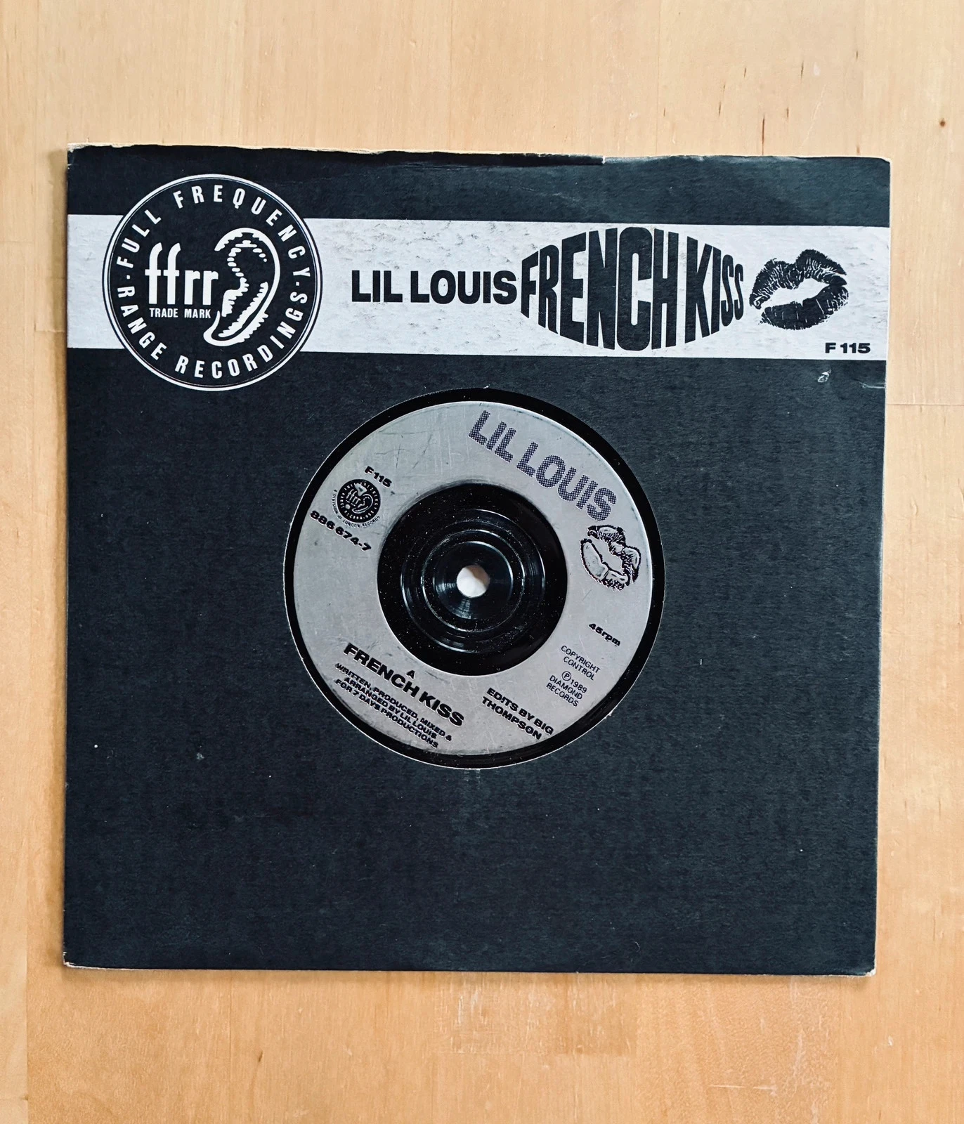 Disque vinyle 45T Lil’ Louis French Kiss.